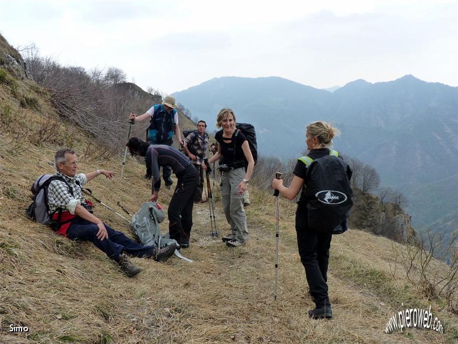 30 Il gruppo si riposa durante l'impegnativo rientro.JPG